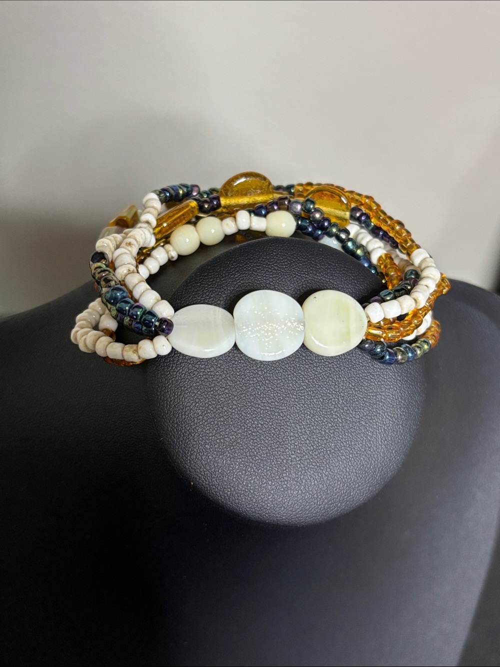 Beaded Stretch Bracelet with Mother-of-Pearl Discs Glass Stone White & Amber